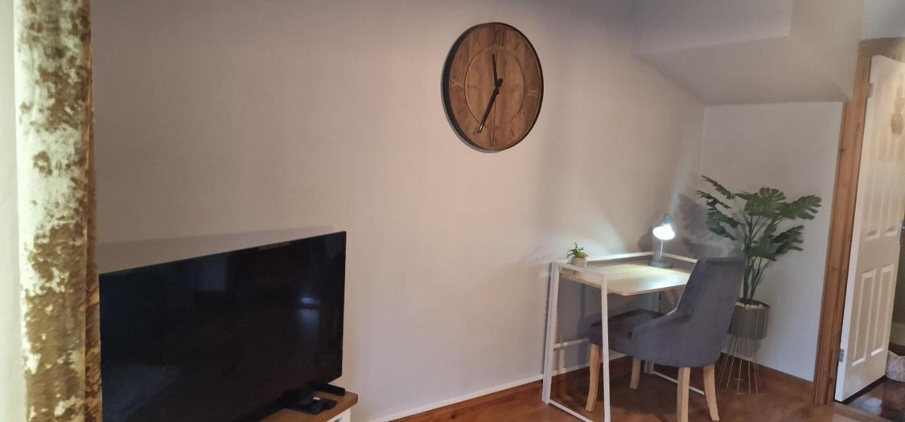 Country Style, 2 Bedroom House, Parking And Superb Location NWI Exteriör bild