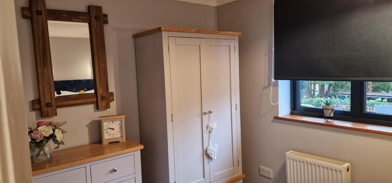 Country Style, 2 Bedroom House, Parking And Superb Location NWI Exteriör bild