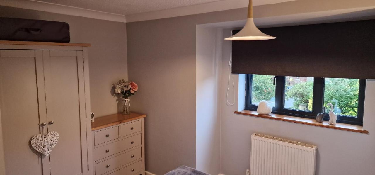 Country Style, 2 Bedroom House, Parking And Superb Location NWI Exteriör bild